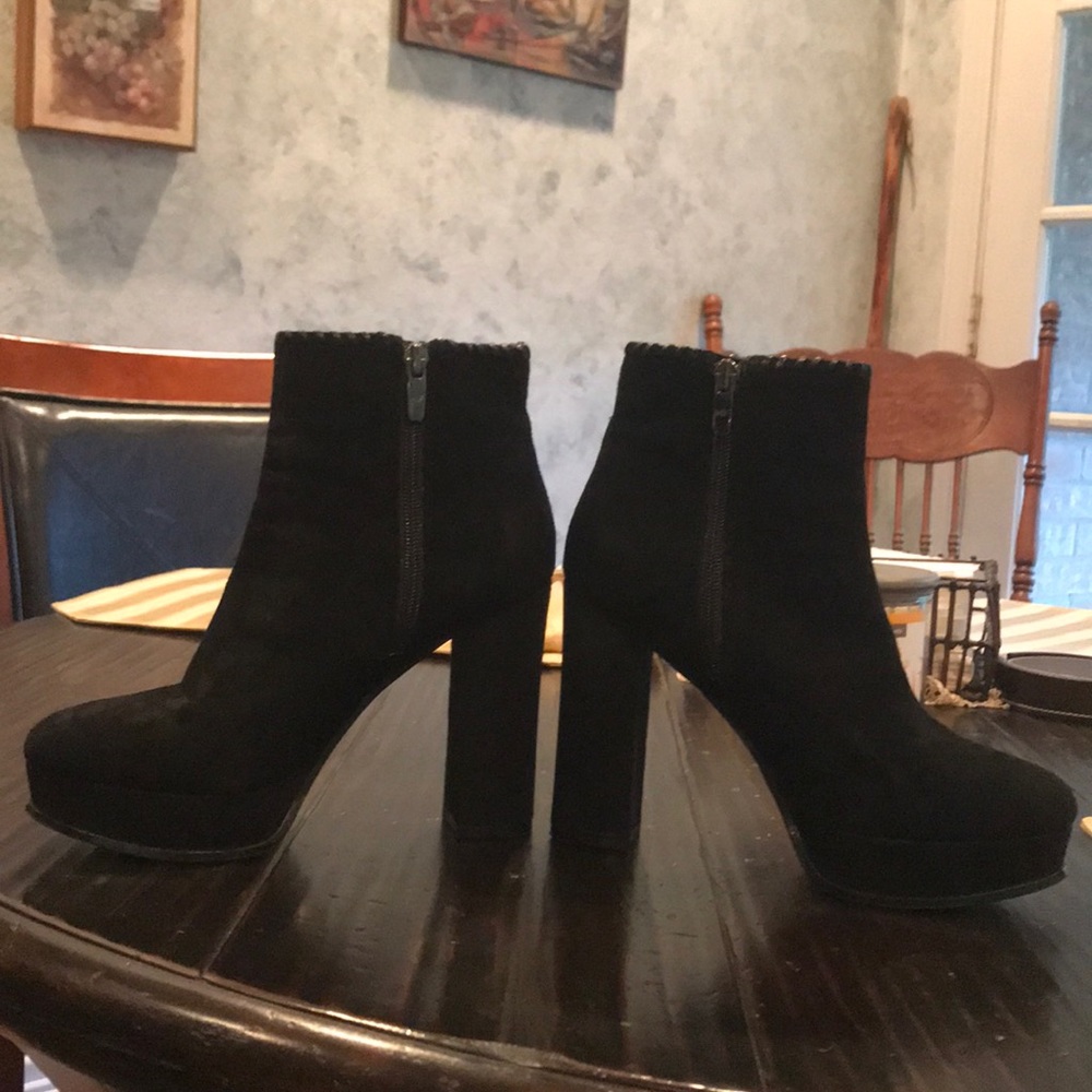 MARC FISHER Leather/Suede Boots! Size 6.